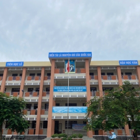 Biến Tường Trường Học Thành Bài Học Lớn: Khẩu Hiệu Ngoài Trời Chuẩn Màu, Chuẩn Thước, Vượt Thời Gian.