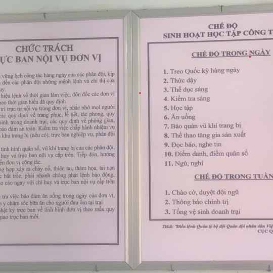 Không Gian Chuyên Nghiệp Bắt Đầu Từ Chi Tiết Nhỏ: Đặt In Khung Kỷ Luật, Lịch Trực Ban Theo Yêu Cầu!