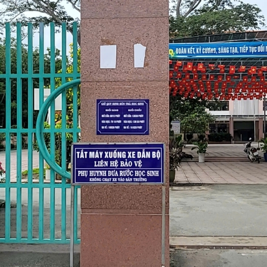 Biến Tường Trường Học Thành Bài Học Lớn: Khẩu Hiệu Ngoài Trời Chuẩn Màu, Chuẩn Thước, Vượt Thời Gian.